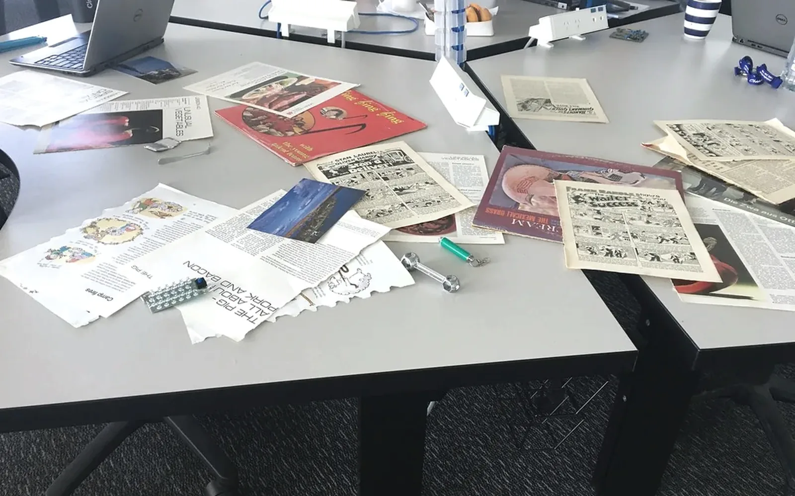 紙面や資料が机に並ぶ会社紹介資料記事のイメージ写真