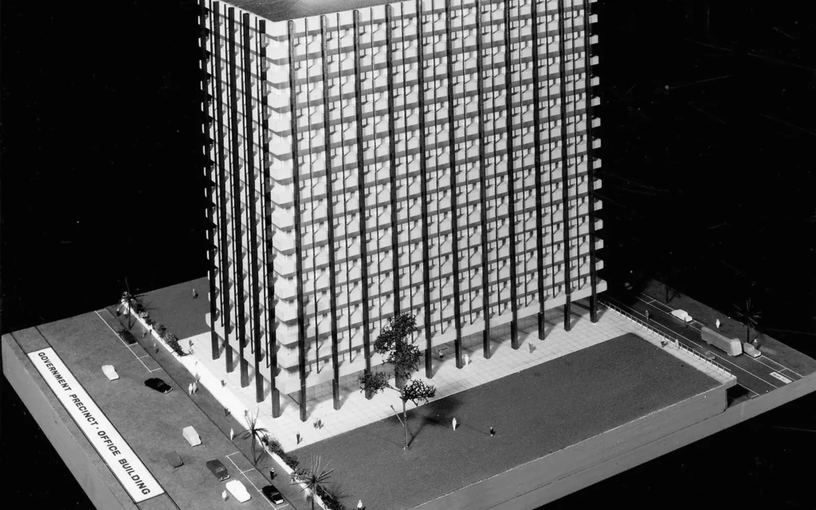 建築模型の直線構造を写したMVV策定記事のイメージ写真